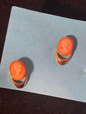Vintage Cameo Gold Tone Earrings.